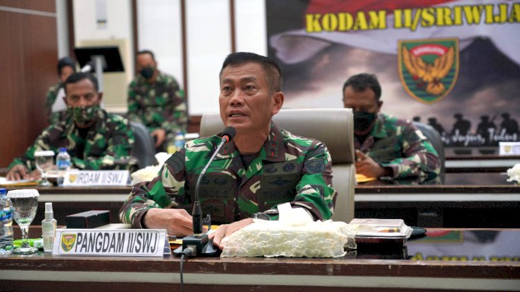 Pangdam II/Sriwijaya, Mayjen TNI Agus Suhardi saat memimpin Rapat Koordinasi Serbuan Vaksinasi Covid-19 kepada masyarakat di Makodam II/Sriwijaya Palembang (Ist/Kodam II Sriwijaya).