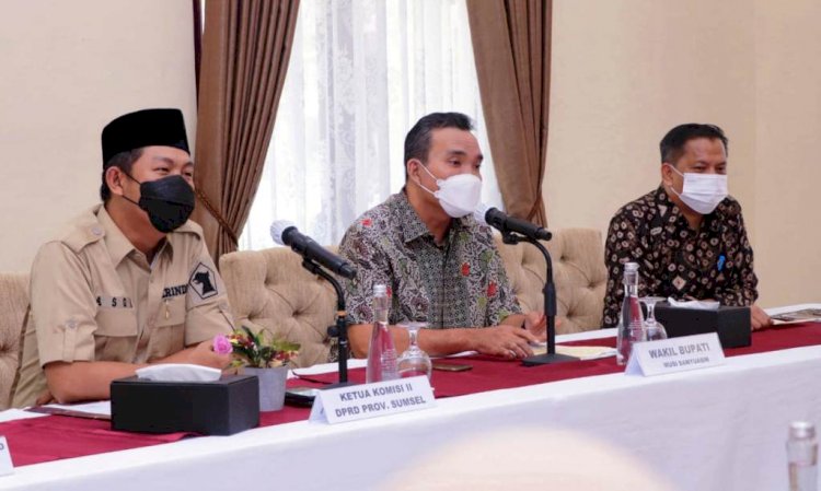 Wakil Bupati Muba Beni Hernedi saat menerima Komisi II DPRD Sumsel yang melakukan reses ke Muba. (Humas Pemkab Muba/rmolsumsel.id)