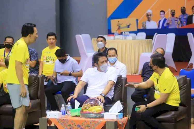 Gubernur Sumsel Herman Deru berbincang dengan Ketua Umum PBSI Agung Firman Sampurna disela-sela pembukaan BNI Executive Badminton Tournament 2021. (Humas Provinsi Sumsel/rmolsumsel.id)