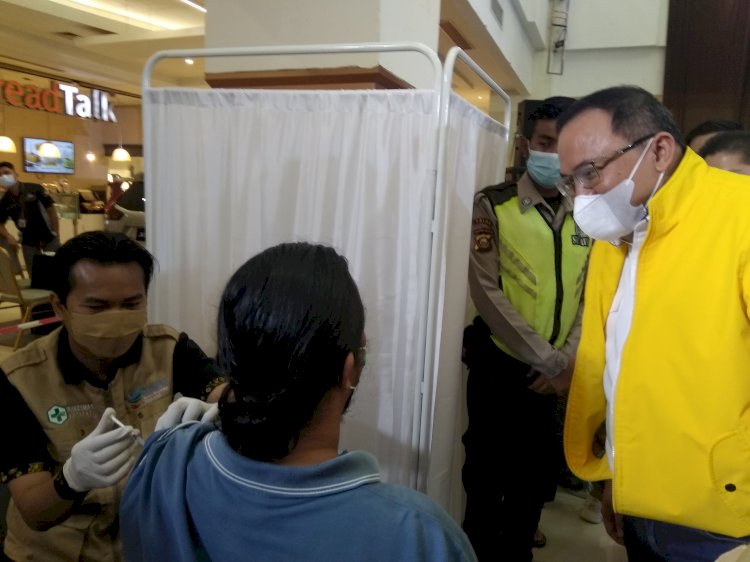 Ketua KADIN Sumsel, Dodi Reza Alex saat meninjau langsung pelaksanaan vaksinasi yang digelar oleh KADIN Sumsel di Palembang Indah Mall/Alwi Alim/rmolsumsel.id