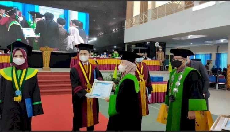 Rektor UIN Raden Fatah Palembang, Prof Nyayu Khodijah dalam prosesi wisuda 863 mahasiswa UIN Raden Fatah (RF) Palembang, Sabtu (26/6). (ist/UIN Raden Fatah Palembang)