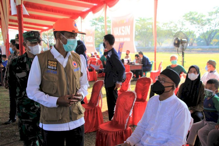 Wakil Bupati OKI, HM Dja'far Shodiq meninjau pelaksanaan vaksinasi hari pertama, Sabtu (26/6). (Kominfo OKI/rmolsumsel.id)