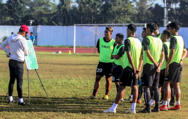 Pelatih Kepala Sriwijaya FC Nil Maizar memberikan instruksi strategi permainan kepada pemainnya. (MO Sriwijaya FC/rmolsumsel.id) 