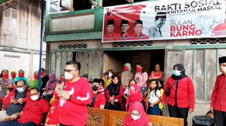 Ketua DPD PDI Perjuangan Sumsel HM Giri Ramanda N Kiemas memberi sambutan pada bakti sosial khitanan massal di Desa Batu Ampar, Kecamatan Pulau Sirah Padang, Kabupaten OKI. (Ist/rmolsumsel.id)