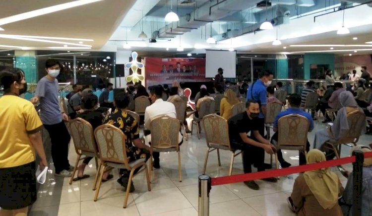 Masyarakat mengantre untuk divaksinasi di Palembang Indah Mall. (Alwi Alim/rmolsumsel.id)