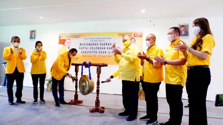 Ketua DPD Golkar Sumsel, Dodi Reza Alex melakukan pemukulan gong tanda dimulainya Musyawarah Daerah (Musda) IV  DPD Partai Golkar OI di Hotel Ilaya Indralaya, OI, Sabtu (26/6)  (ist/rmolsumsel.id)  