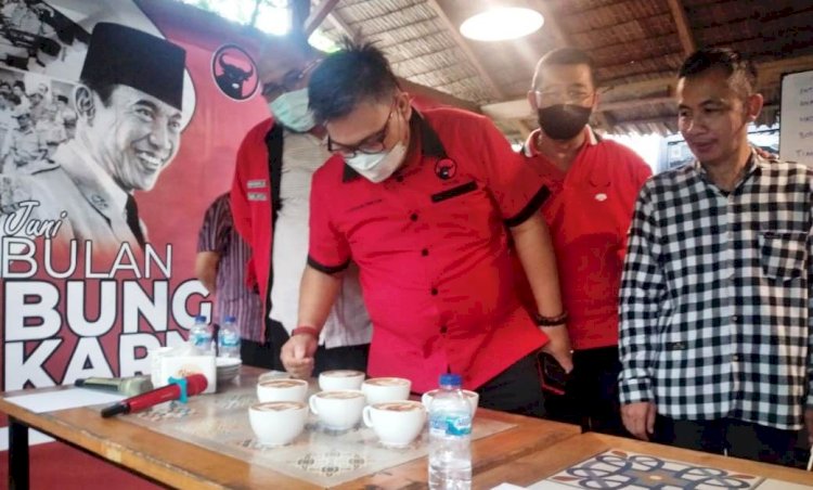 Ketua DPD PDI Perjuangan Sumsel, HM Giri Ramanda N Kiemas saat melihat hasil lomba Barista di Cape Darat, Palembang, Minggu (27/6). (Dudy Oskandar/rmolsumsel.id)