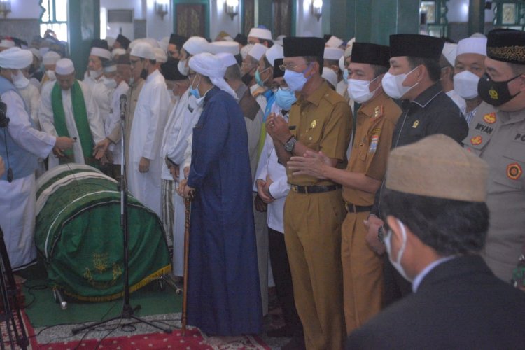 Unsur Forkopimda Kota Palembang saat ikut mensalatkan jenazah almarhum KH Nawawi Dencik Al Hafiz di Masjid Agung SMB II Jayo Wikramo. (protokol pemkot)