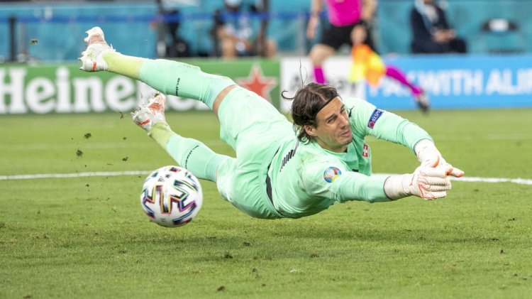 Kipper Swiss Yann Sommer menepis penalti Kylian Mbappe/Ist/rmolsumsel.id