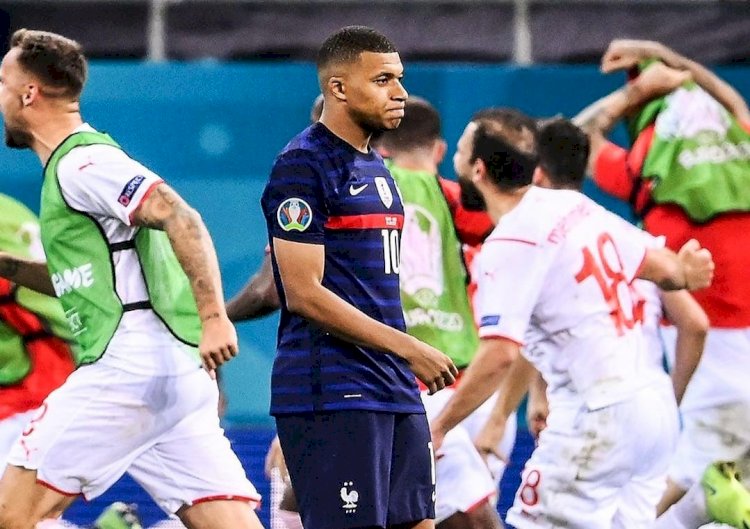 Striker Prancis, Kylian Mbappe, usai gagal mengeksekusi tendangan pinalti dan membuat mereka tersingkir dari Euro 2020 di National Arena Stadium, Bucharest, Rumania, Selasa (29/6) dinihari. (ist/rmolsumsel.id)