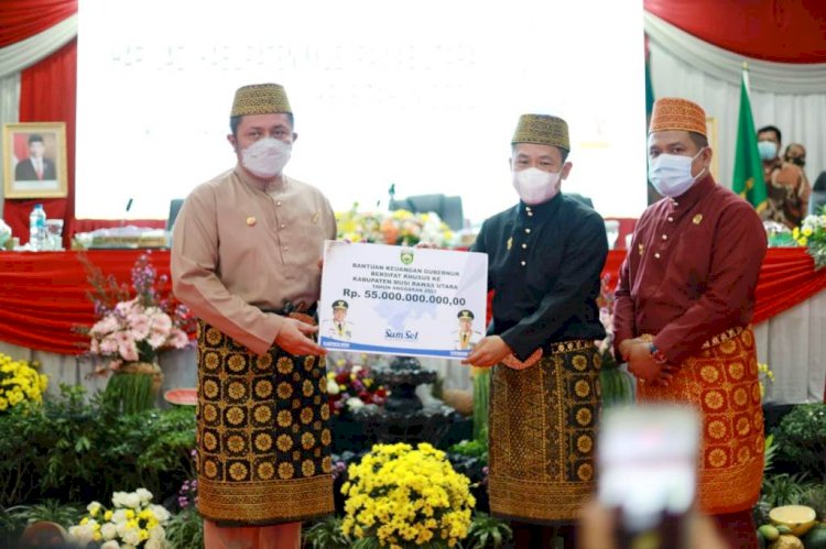 Gubernur Sumsel Herman Deru menyerahkan bantuan gubernur bersifat khusus yang diterima Wakil Bupati Muratara Inayatullah. (Humas Provinsi Sumsel/rmolsumsel.id)