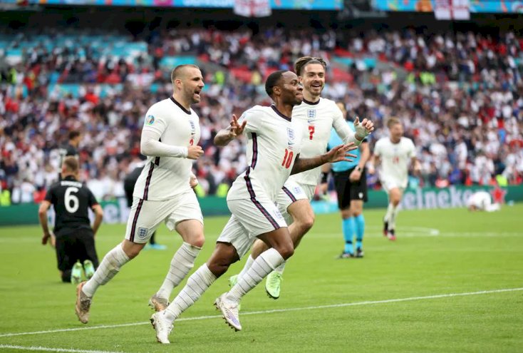 Penyerang Inggris Raheem Sterling melakukan selebrasi usai mencetak gol ke gawang Jerman. (UEFA/rmolsumsel.id)