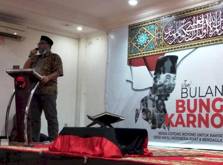 Ketua Panitia Bulan Bung Karno DPD PDIP Sumsel Robby Puruhita menyampaikan laporan pada penutupan rangkaian kegiatan. (Dudy Oskandar/rmolsumsel.id)