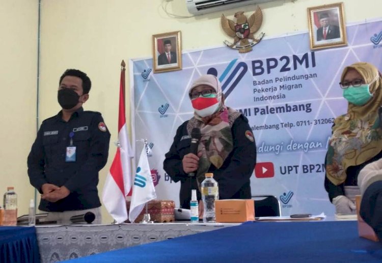 Kepala Unit Pelaksana Teknis (UPT) BP2MI Palembang Sri Heryanti (tengah) menjelaskan prosedur vaksinasi bagi CPMI. (Dudy Oskandar/rmolsumsel.id)