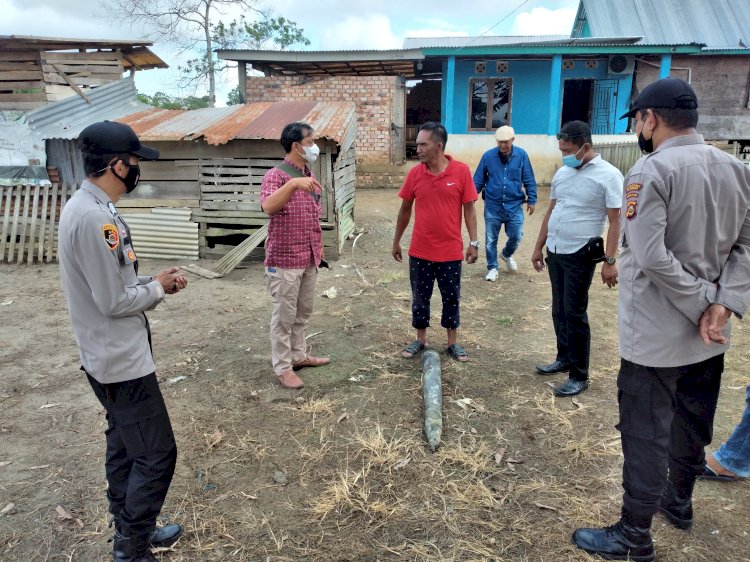 Sebuah amunisi jenis mortir yang panjangnya 1 meter dengan diameter  15 cm ditunjukkan oleh Hendri kumar kepada petugas. (Dudy Oskandar/rmolsumsel.id)