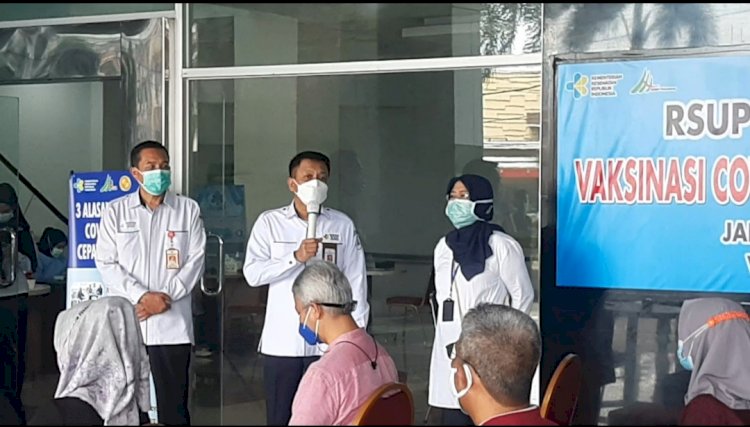 Vaksinasi untuk masyarakat umum dibuka langsung oleh Dirut RSMH Palembang, Bambang Eko Sunaryanto di Graha Eksekutif, Kamis (1/7). (Humas RSMH Palembang/rmolsumsel.id)
