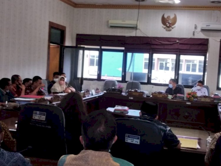 Komisi V DPRD Sumsel menggelar rapat bersama perwakilan karyawan PT JSC dan manajemen PT JSC serta Dinas Tenaga Kerja dan Transmigrasi (Disnakertrans) Provinsi Sumsel di ruang rapat Komisi V DPRD Sumsel, Jumat (2/7).(Dudy Oskandar/rmolsumsel.id)