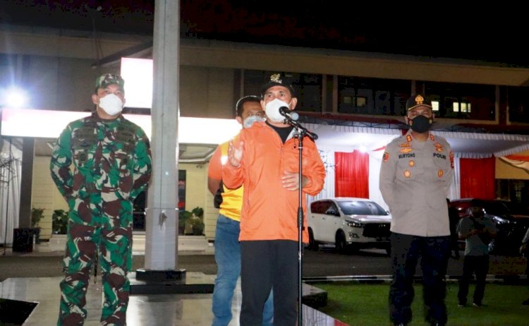 Wali Kota Lubuklinggau SN Prana Putra Sohe saat memberikan arahan kepada petugas gabungan pengawasan PPKM Mikro. (Humas Pemkot Lubuklinggau/rmolsumsel.id)