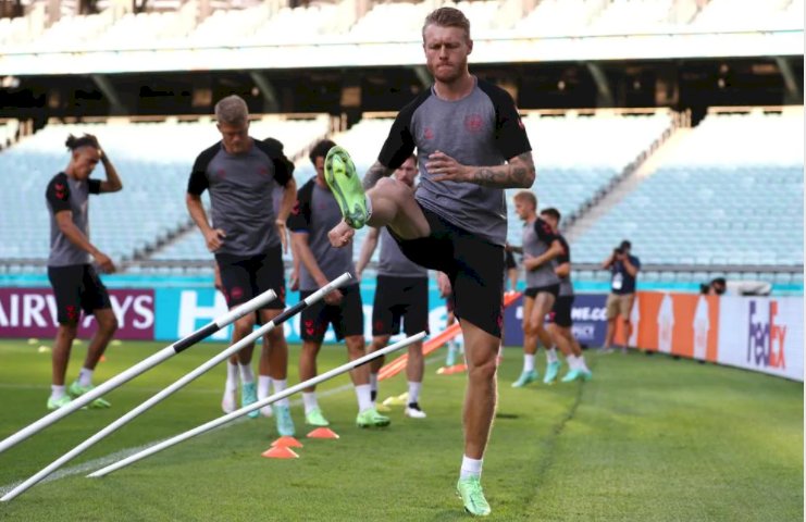 Kapten Denmark Simon Kjær berlatih bersama rekan-rekannya jelang pertandingan kontra Republik Ceko di perempat final Euro 2020. (UEFA/rmolsumsel.id)