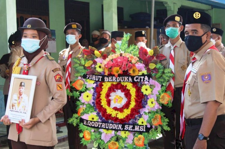 Anggota Pramuka Muba saat akan membawa jenazah Waka Binawasa Kwarcab Gerakan Pramuka Muba Qotruddin ke pemakaman. (Humas Pemkab Muba/rmolsumsel.id)
