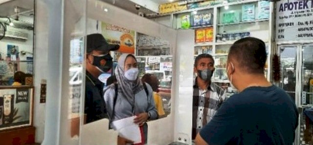 Anggota Ditreskrimsus Polda Sumsel melakukan pengecekan ke salah satu apotek mengenai stok dan harga obat Ivermectin. (Ist/rmolsumsel.id)