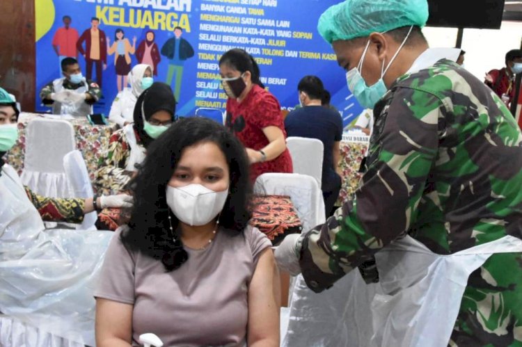 Vaksinator TNI menyuntikkan vaksin Covid-19 kepada seorang mahasiswa Unika Musi Charitas. (Penrem 044/rmolsumsel.id)