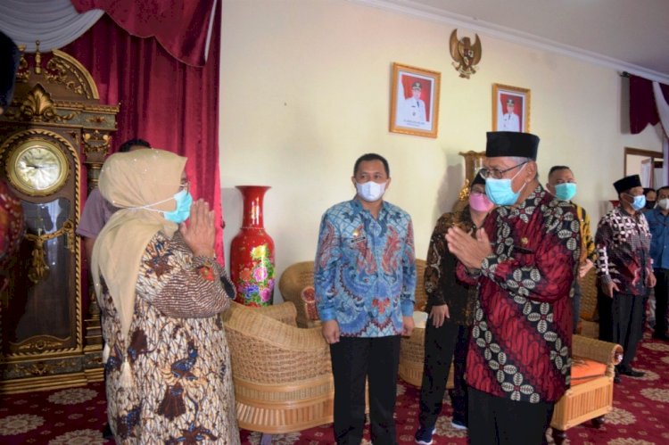 Wakil Bupati Musi Rawas Suwarti diterima Wakil Bupati Banyuasin Slamet Somosentono saat melakukan kunjungan kerja. (Humas Pemkab Musi Rawas/rmolsumsel.id)