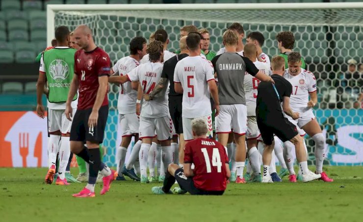 Gelandang Republik Ceko Jakub Jankto terduduk lemas menyaksikan euforia tim Denmark melaju ke semifinal Euro 2020. (UEFA/rmolsumsel.id)