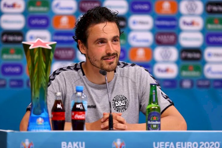 Gelandang Denmark Thomas Delaney lega melewati hadangan Republik Ceko di perempat final Euro 2020. (UEFA/rmolsumsel.id)