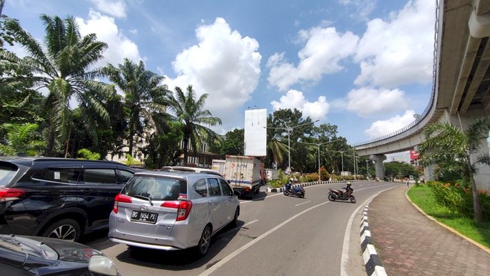 Jalan Angkatan 45 Palembang yang merupakan salah satu ruas jalan tempat diterapkannya kebijakan ganjil-genap saat baru diterapkan. (rmolsumsel.id)