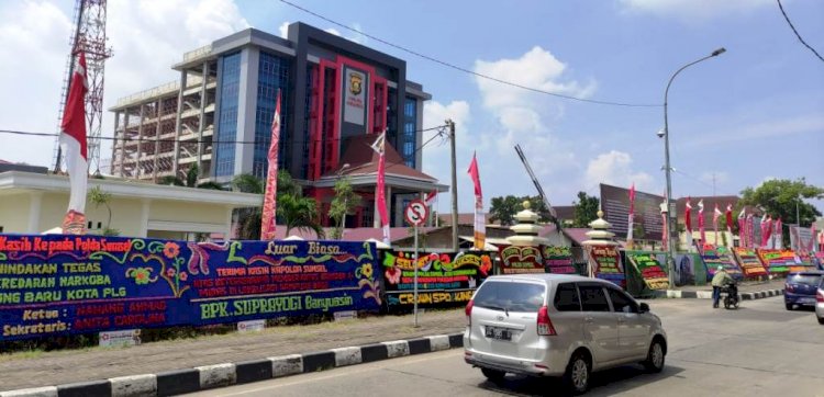 Karangan bunga apresiasi dan ucapan selamat membanjiri Mapolda Sumsel. (Elko Bima/rmolsumsel.id)
