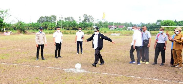 Bupati Banyuasin Askolani menendang bola menandai pembukaan turnamen sepak bola LDII PC Air Salek Cup. (Humas Pemkab Banyuasin/rmolsumsel.id)