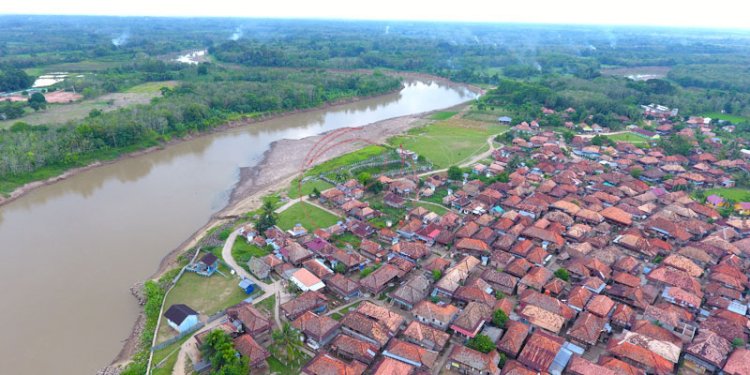 Foto udara pemukiman warga di Kelurahan Payu Putat, Kecamatan Prabumulih Barat, Kota Prabumulih yang bersebelahan dengan Sungai Lematang. Kawasan ini juga merupakan bagian paling hilir dari Sungai Penimur yang merupakan anak Sungai Lematang.