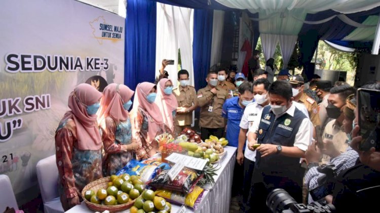 Gubernur Sumsel Herman Deru menikmati jeruk lokal Banyuasin pada peringatan Hari Keamanan Pangan Sedunia. (Humas Pemkab Banyuasin/rmolsumsel.id)