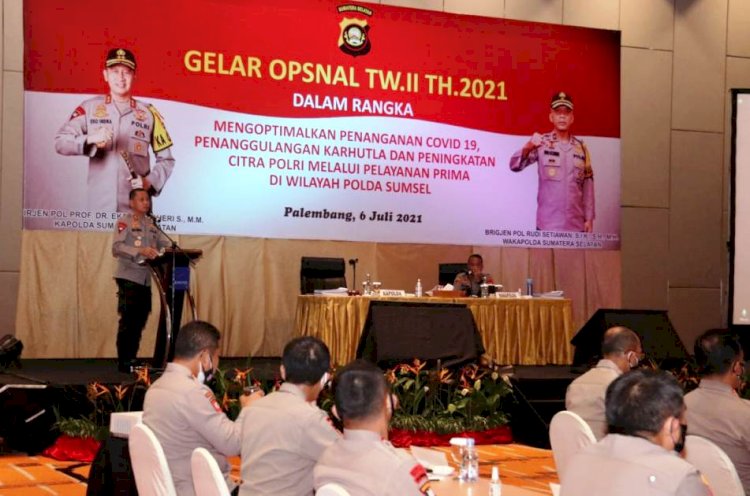 Kapolda Sumsel Irjen Eko Indra Heri menyampaikan arahan pada rapat Opsnal triwulan II tahun 2021 di Hotel Novotel Palembang. (Ist/rmolsumsel.id)