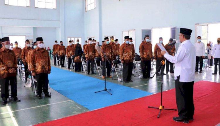 Sekda Muba Apriyadi melantik dan mengukuhkan pengurus PWRI tiga kecamatan. (Humas Pemkab Muba/rmolsumsel.id)