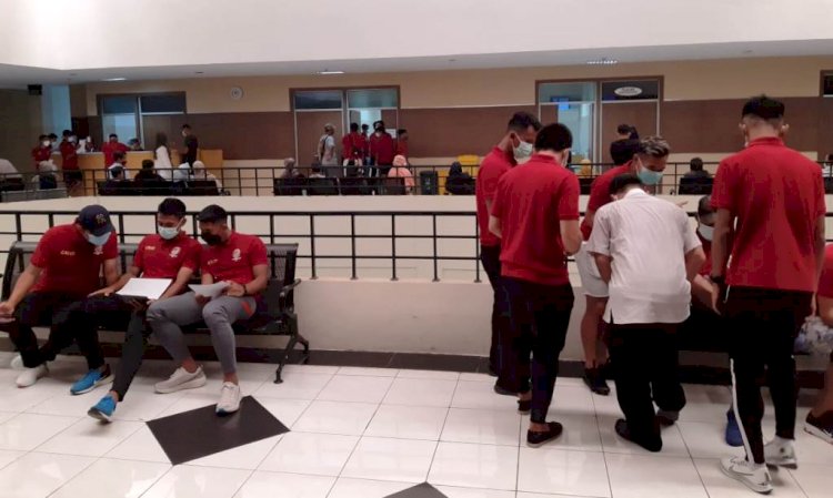 Pemain Sriwijaya FC mengisi pendataan sebelum vaksinasi Covid-19 dosis kedua di RSUD Palembang BARI. (Iwan Setiawan/rmolsumsel.id)