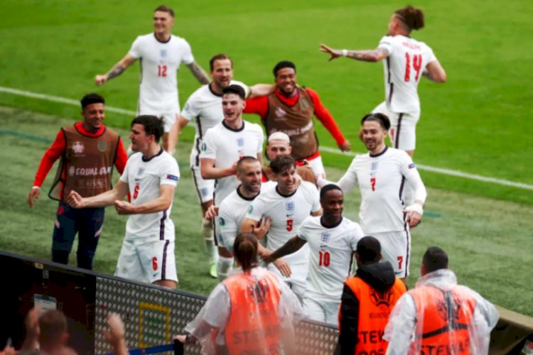 Pemain Inggris melakukan selebrasi usai mengalahkan Ukraina di babak perempat final Euro 2020. (UEFA/rmolsumsel.id) 