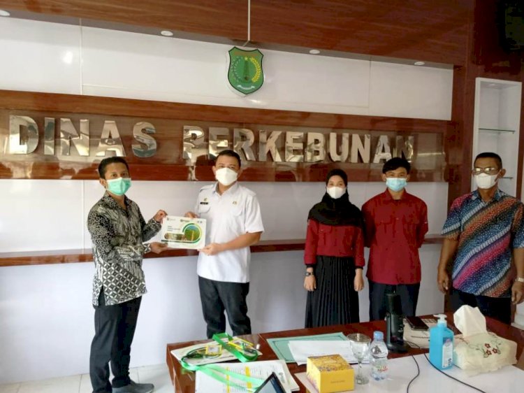 Kepala Dinas Perkebunan Kabupaten Muba Akhmad Toyibir saat menerima dosen dan mahasiswa Instiper Yogyakarta. (Humas Pemkab Muba/rmolsumsel.id)