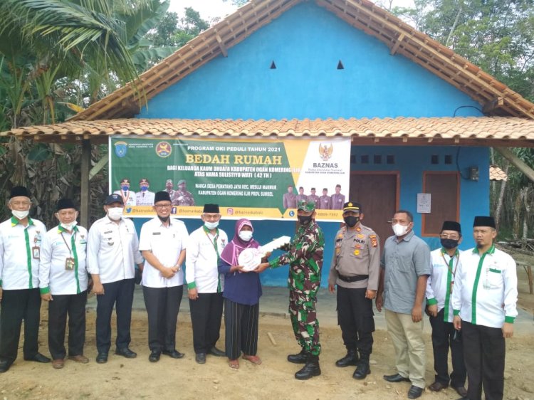 Penyerahan kunci rumah yang selesai direnovasi di Desa Pematang Jaya Kecamatan Mesuji Makmur, Kabupaten OKI, Kamis (8/7). (ist/Humas Kodimm 0402/OKI)