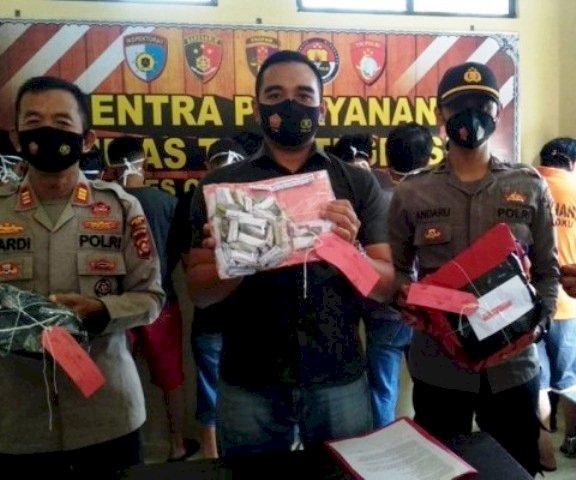 Kasat Reserse Narkoba Polres OKU AKP Hillah Adi Imawan menunjukkan barang bukti ganja siap edar. (Humas Polres OKU/rmolsumsel.id)