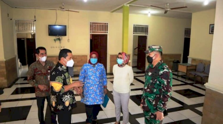 Wali Kota Lubuklinggau SN Prana Putra Sohe berdiskusi di sela peninjauan Gedung Diklat BKPSDM Lubuklinggau. (Humas Pemkot Lubuklinggau/rmolsumsel.id)