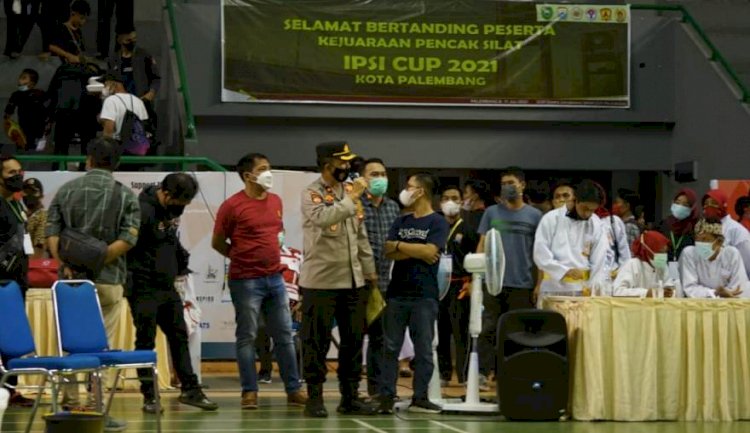Kapolsek SU I Kompol Farizon saat membubarkan Kejuaraan Pencak Silat IPSI Cup 2021. (Ist/rmolsumsel.id)