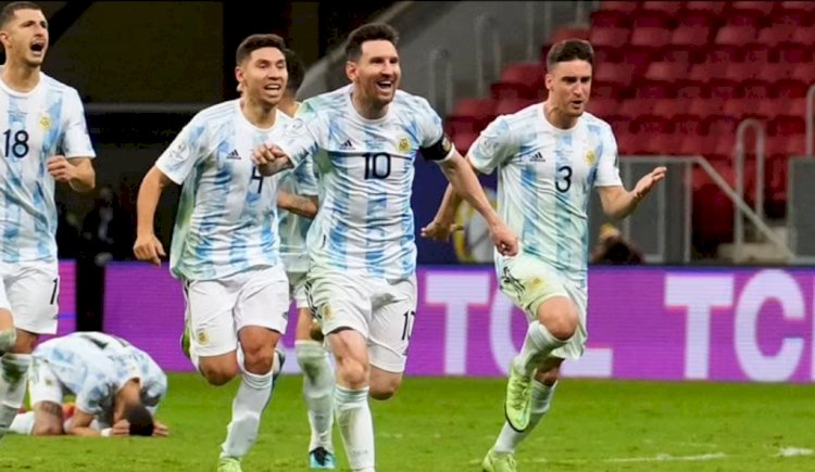 Kapten Argentina Lionel Messi dan rekan setim merayakan kemenangan atas Kolombia pada semifinal Copa America di Stadion Nasional di Brasilia, Brasil. (AP Photo/rmolsumsel.id)