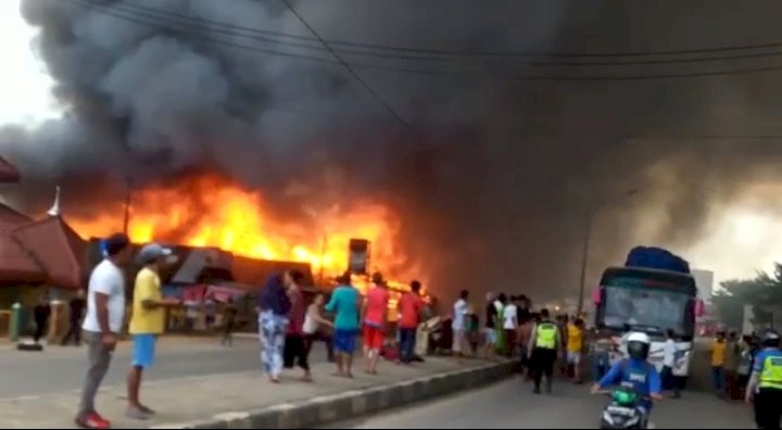 Kebakaran hebat terjadi di Desa Ibul Besar, Kecamatan Pemulutan, Kabupaten Ogan Ilir (OI) tidak jauh dari Flyover Kertapati, Sabtu (10/7) sore. (ist/rmolsumsel.id)