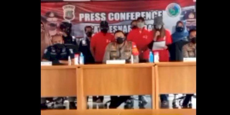 Tersangka Nia Ramadhani, dan Ardi Bakrie saat dihadirkan lansgung dalam konfrensi pers di Polres Metro Jakarta Pusat. (Istimewa/rmolsumsel.id)