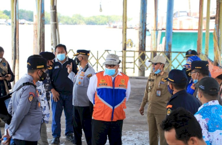 Sekda OKI Husin saat melakukan kunjungan kerja ke Dermaga Sungai Lumpur. (Diskominfo OKI/rmolsumsel.id)