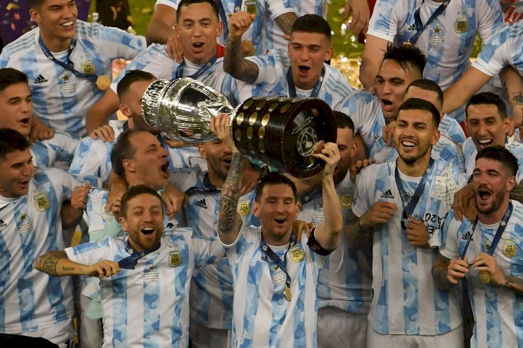 Kapten Tim Nasional Argentina, Lionel Messi Bersama rekan-rekannya mengangkat Piala Copa America, usai menaklukan Brazil di Stadion Maracana Rio de jeneiro, Minggu (11/7). (ist/rmolsumsel.id)