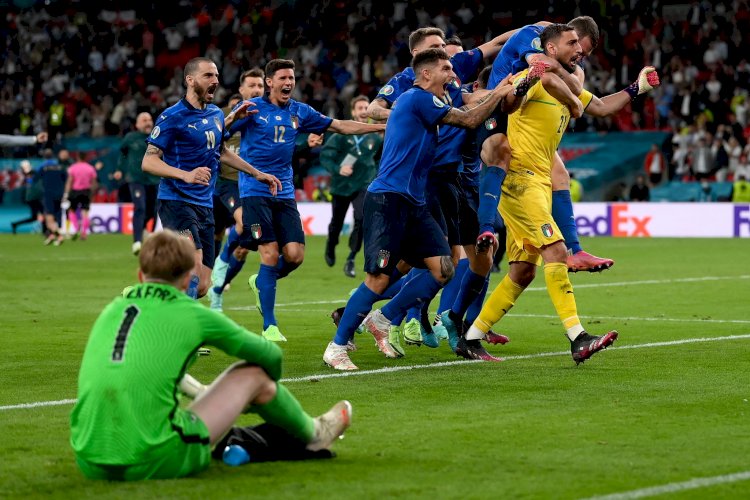 Selebrasi tim Italia usai menang adu penalti//Getty Images/rmolsumsel.id
