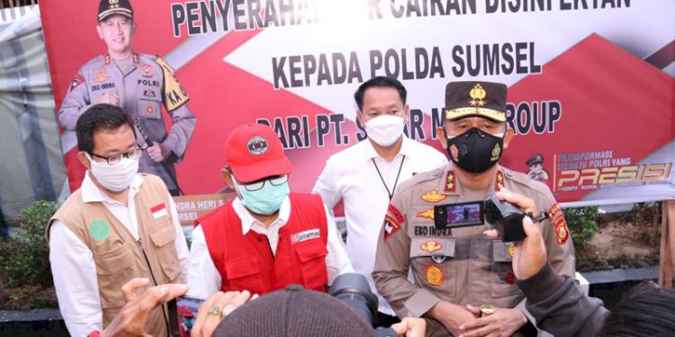 Kapolda Sumsel Irjen Pol Prof Eko Indra Heri MM diwawancara usai penyerahan bantuan CSR Sinar Mas Grup. (dudi oskandar/rmolsumsel.id)
